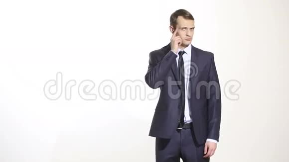 肢体语言穿商务服的人在白色背景下被隔离他用拳头背着脸颊食指支撑着视频的预览图