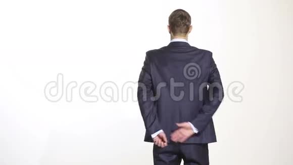 肢体语言穿商务服的男人孤立的白色背景培训管理人员销售代理双手背在背后视频的预览图