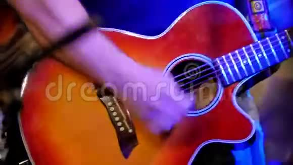摇滚音乐会的音乐家吉他手在夜总会演奏吉他视频的预览图