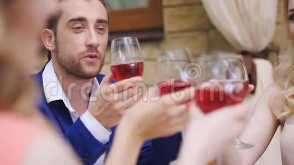 庆祝活动人们拿着香槟酒杯敬酒视频的预览图