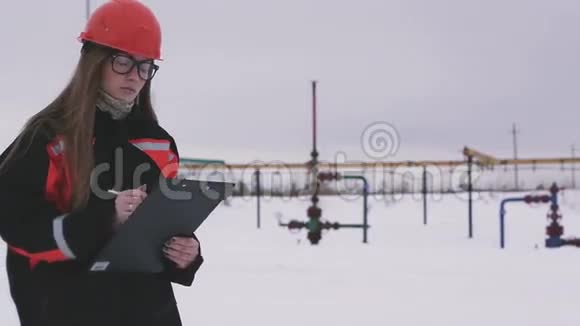女工程师和石油工人一起在油田工作团队合作视频的预览图