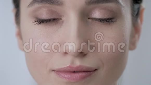 面部护理迷人的女人在眼睛下触摸皮肤特写视频的预览图