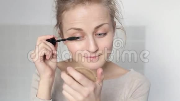 涂睫毛膏的女孩视频的预览图