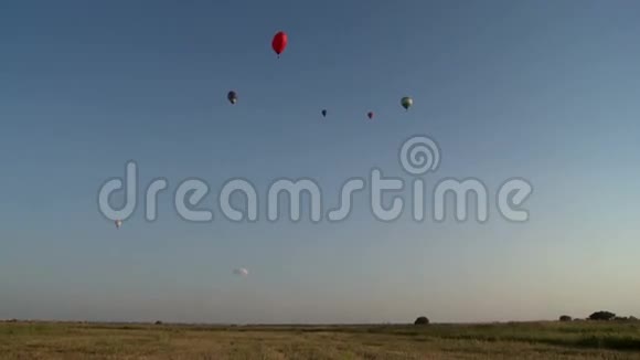 晴天野外热气球节视频的预览图