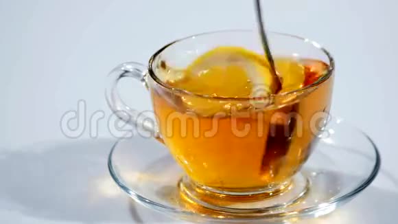 用勺子搅拌杯中的茶视频的预览图