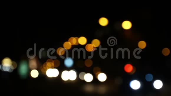 夜间城市道路的交通灯视频的预览图