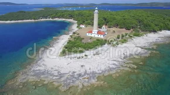 DugiOtok岛上Veli鼠灯塔的鸟瞰图视频的预览图