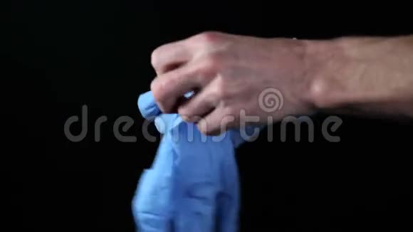 医生戴上一次性手套视频的预览图
