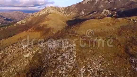 国家公园Lovchen和KotorBay的巴尔干山脉视频的预览图