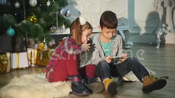 两个孩子互相玩新年视频的预览图