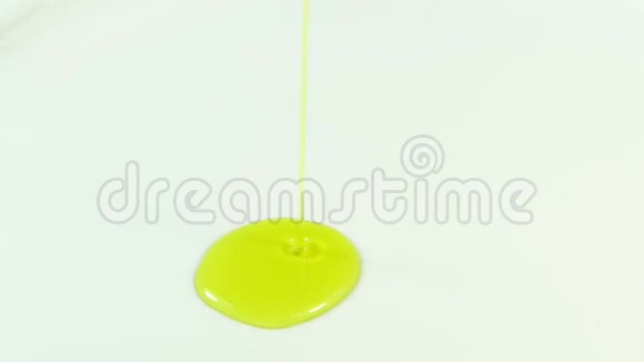 转盘上的橄榄油视频的预览图