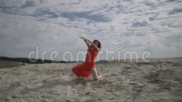 女人在海滩上跳舞视频的预览图
