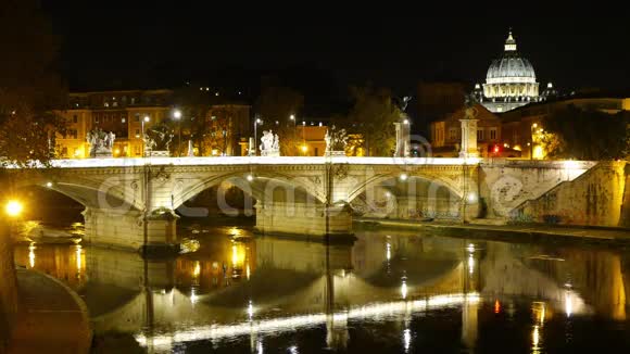 在罗马和圣彼得大教堂的桥梁上可以看到令人惊叹的夜景视频的预览图