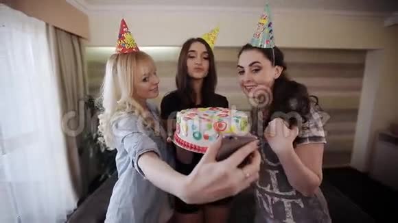 自拍三个朋友带着一个漂亮的蛋糕给生日女孩视频的预览图