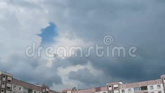 多层建筑上空的风暴云视频的预览图