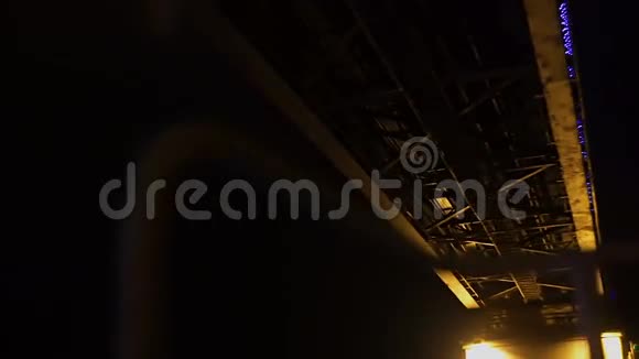 在喜庆的大桥下的夜景视频的预览图