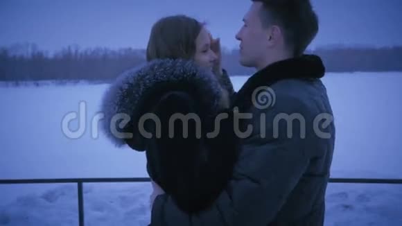 可爱的情侣在冬天在街上接吻视频的预览图