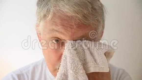 男人用毛巾擦脸视频的预览图