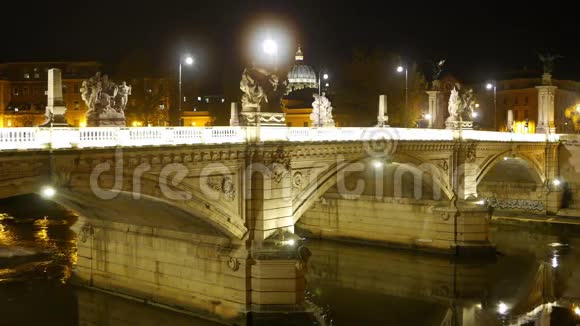 美丽的罗马桥夜景视频的预览图