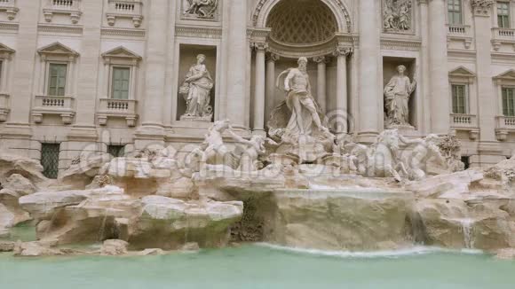罗马城美丽的特雷维喷泉一个著名的地标视频的预览图
