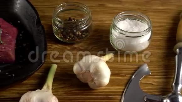 牛肉片放在平底锅上里面有胡椒迷迭香斧头和大蒜视频的预览图