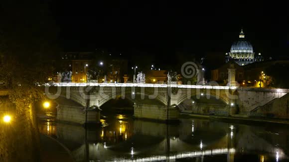 夜晚在罗马提伯河上的美丽大桥视频的预览图