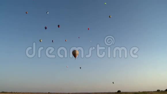 许多五颜六色的热气球升上天空视频的预览图