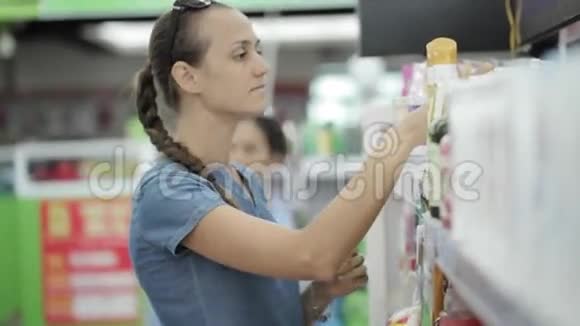 家庭主妇在超市选择身体护理产品视频的预览图