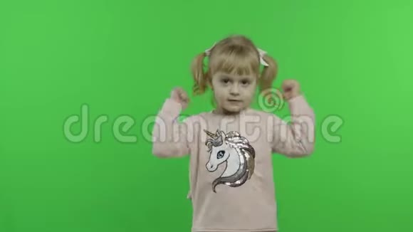 穿着独角兽运动衫跳舞的女孩快乐的四岁孩子色度键视频的预览图