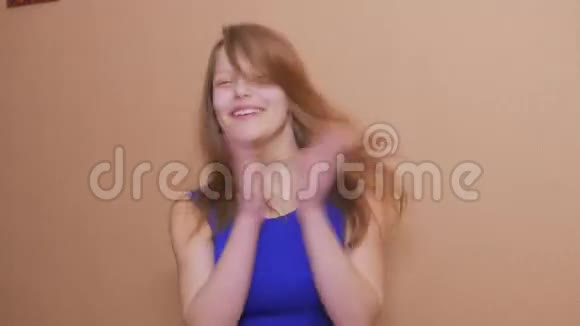 少女在家跳舞唱歌4KUHD视频的预览图