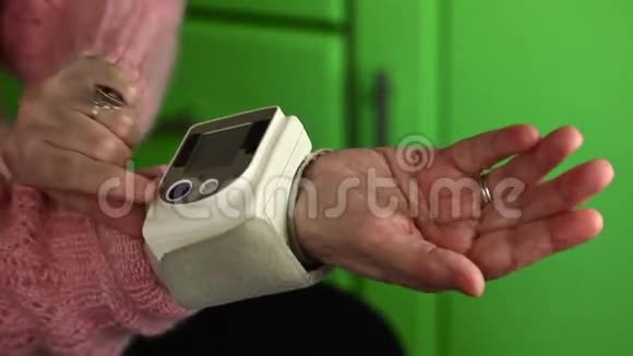一位穿粉色外套的老年妇女检查血压视频的预览图