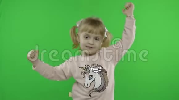 穿着独角兽运动衫跳舞的女孩快乐的四岁孩子色度键视频的预览图
