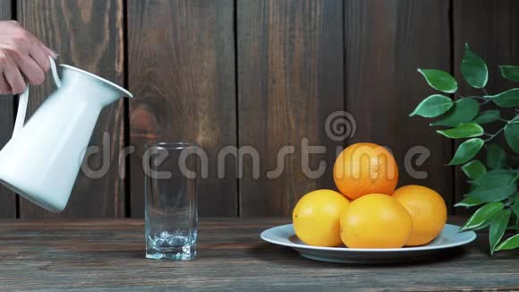木桌上的橘子视频的预览图