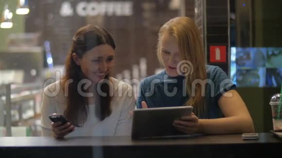 女朋友在咖啡馆里用垫子娱乐视频的预览图