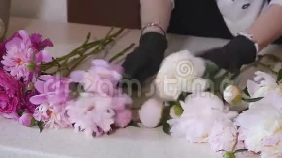 专业花商开始制作粉白牡丹花束视频的预览图