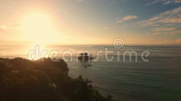 在塞舌尔的马河岛的AnseRoyale海滩上鸟瞰日出视频的预览图