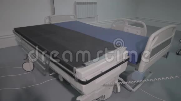 现代重症监护病房的功能床及医疗设备视频的预览图