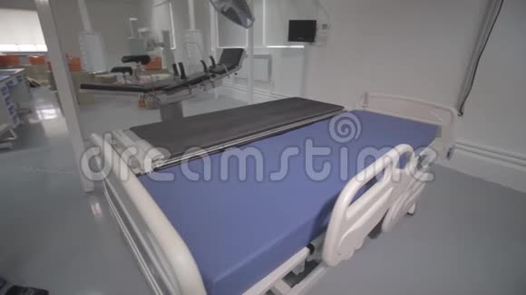 现代重症监护病房的功能床及医疗设备视频的预览图