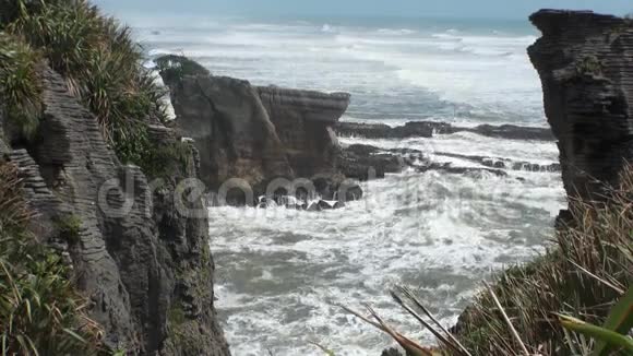 波浪和动力水在岩石海岸和山脉新西兰视频的预览图