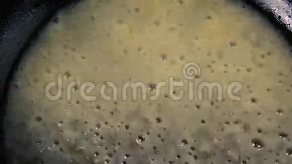 油或水等沸腾液体在平底锅中准备煎炸关闭顶部视图视频的预览图
