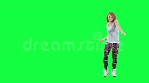 舞者在绿色上宣传一些孤立的东西视频的预览图