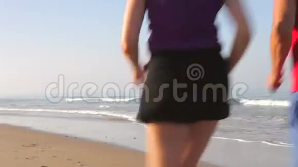 一对夫妇在空海滩跑步视频的预览图
