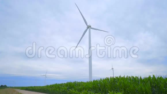 绿色领域的风力涡轮机风力发电机的乡村景观视频的预览图