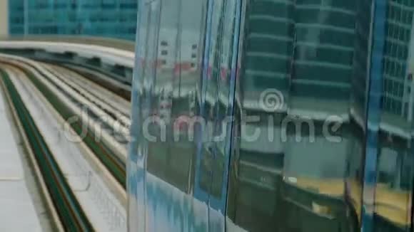 地铁列车在阿联酋迪拜的玻璃摩天大楼间穿梭视频的预览图