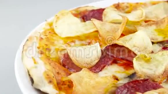 带薯片和香肠的披萨边缘旋转视频的预览图