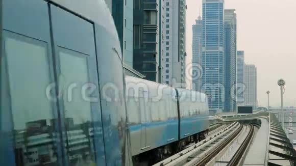 地铁列车在阿联酋迪拜的玻璃摩天大楼间穿梭视频的预览图