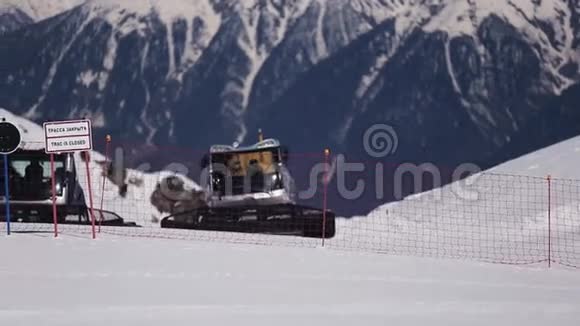 滑雪场雪山景观栅栏上的板条自然警告标志封闭轨道日视频的预览图