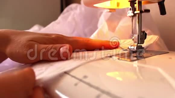 那个女人开始在缝纫机上缝纫视频的预览图