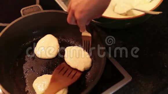 烹饪生活片段煎锅里的煎蛋视频的预览图