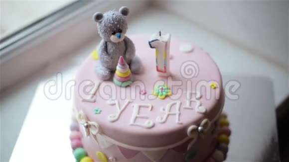 生日蛋糕宝宝和妈妈庆祝一岁生日视频的预览图